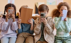 Ihr erstes Handy bekommen Kinder hierzulande zumeist mit sieben oder acht Jahren. Doch nicht ...