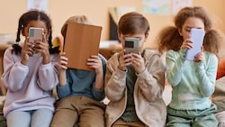 Ihr erstes Handy bekommen Kinder hierzulande zumeist mit sieben oder acht Jahren. Doch nicht alle sind auch schon bereit dafür.  (Bild: stock.adobe.com/Seventyfour)