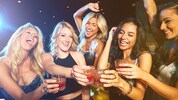 Frauen feiern ausgelassen unter sich – bis 23 Uhr. Das ist „Mama geht tanzen“.