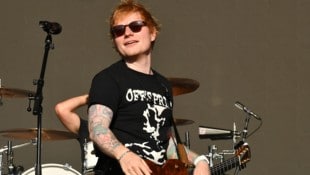 Bei einem Straßenkonzert in Indien drehte die Polizei Ed Sheeran einfach das Mikro ab. Der Musiker wehrt sich jetzt gegen den Vorwurf, er habe keine Genehmigung gehabt. (Bild: Viennareport)