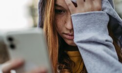 Jugendliche sind im Internet regelmäßig mit sexueller Belästigung konfrontiert.