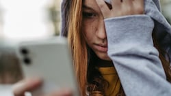 Jugendliche sind im Internet regelmäßig mit sexueller Belästigung konfrontiert.