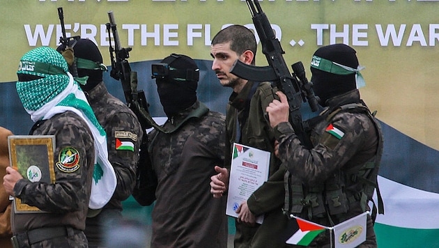 Hamas staged the handover of the hostages (pictured: Or Levy) as a propaganda spectacle. (Bild: APA-PictureDesk/BASHAR TALEB / AFP / picturedesk.com)