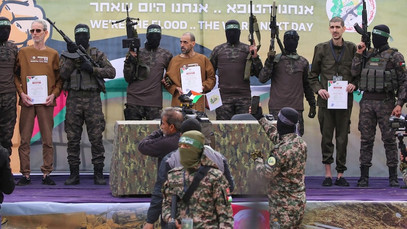 Or Levy (rechts) wurde gemeinsam mit Eli Sharabi (Mitte) und Ohad Ben Ami (links) am Samstag freigelassen.  (Bild: APA-PictureDesk/EYAD BABA / AFP / picturedesk.com)