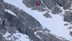 Das Bergsteiger-Duo (unterer Bildbereich) konnte sicher geborgen werden. (Bild: BRK BGL/Markus Leitner)