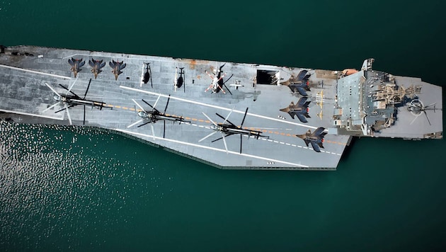 The Frankenstein aircraft carrier Shahid Bahman Bagheri used to be a container ship and as such was called Perarin. (Bild: AFP)