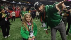 Bradley Cooper kam nicht nur mit Tochter Lea De Seine zum Super Bowl, die beiden trugen auch noch Partnerlook. (Bild: Mike Segar / REUTERS )