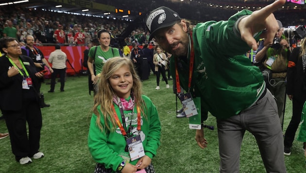 Bradley Cooper kam nicht nur mit Tochter Lea De Seine zum Super Bowl, die beiden trugen auch noch Partnerlook. (Bild: Mike Segar / REUTERS )