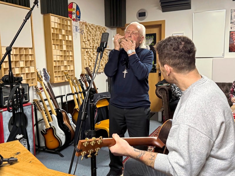 Ortner with guitar and Offner with harmonica. (Bild: Evelyn Hronek)