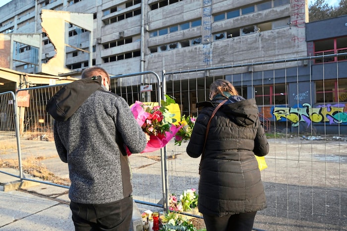 Eine Familie, die um ein verstorbenes Mädchen trauert und vor weiteren Gefahren warnt.