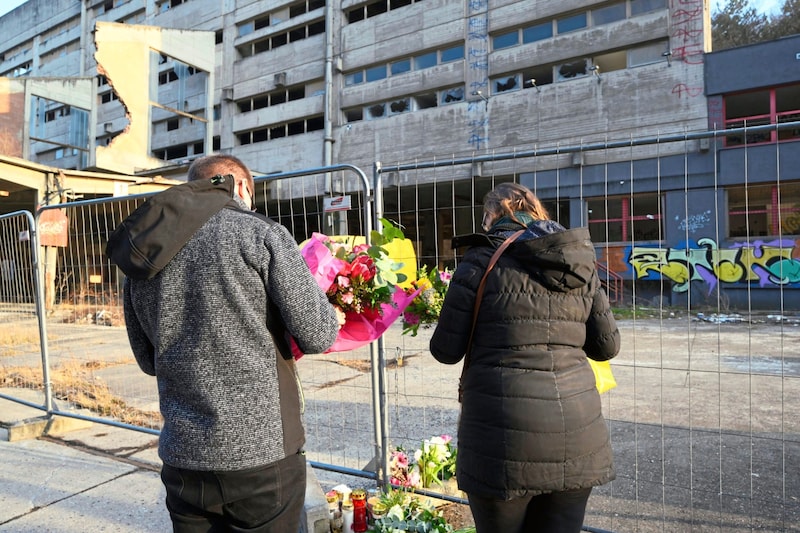 Eine Familie, die um ein verstorbenes Mädchen trauert und vor weiteren Gefahren warnt. (Bild: Imre Antal)