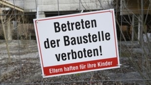 Ein Schild, das in Kaltenleutgeben (NÖ) anscheinend niemanden abschreckt. (Bild: Imre Antal)