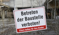 Ein Schild, das in Kaltenleutgeben (NÖ) anscheinend niemanden abschreckt.