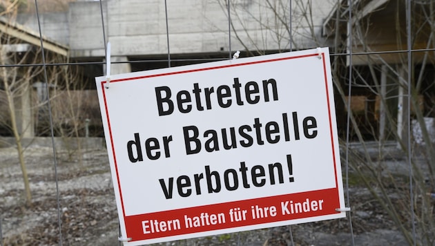 Ein Schild, das in Kaltenleutgeben (NÖ) anscheinend niemanden abschreckt. (Bild: Imre Antal)