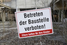 Ein Schild, das in Kaltenleutgeben (NÖ) anscheinend niemanden abschreckt. (Bild: Imre Antal)