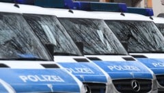 Die Polizeit führte zahlreiche Hausdurchsuchungen durch.  (Bild: APA/dpa/Boris Roessler)