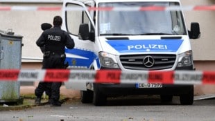 In Niedersachsen ist ein 43-Jähriger mit einem Messer auf eine junge Frau losgegangen. Sie liegt mit lebensgefährlichen Verletzungen in einem Krankenhaus (Symbolbild). (Bild: dpa-Zentralbild/Hendrik Schmidt)