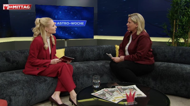 Moderatorin Jana Pasching mit Astrologin Astrid Hogl-Kräuter im Talk (Bild: krone.tv )