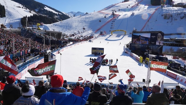 85.000 Tickets wurden bisher verkauft – das Zielstadion bebt bei den Rennen. Neben der Piste schauen zudem Tausende Zaungäste das Rennen. (Bild: Pail Sepp)