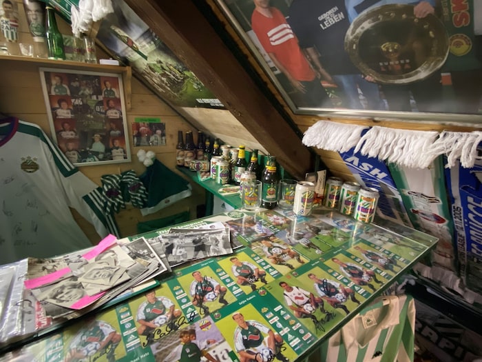 The bar in the roof truss is decorated with autograph cards, photos and Rapid beer cans.