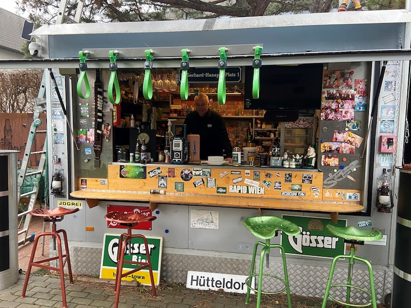 Christian Brzosowski has a Rapid sausage stand in his garden, which he got from his wife for his 50th birthday. (Bild: Matthias Mödl)