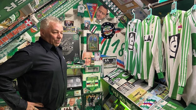 Christian Brzosowski in his museum in the attic of his home. (Bild: Matthias Mödl)