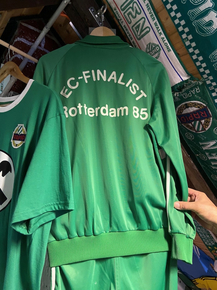 This warm-up tracksuit was provided by Rudi Weinhofer.