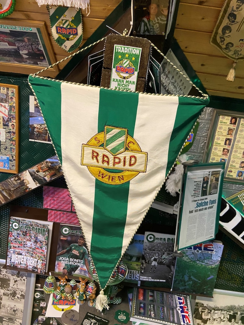 An antique: a Rapid pennant from 1950. (Bild: Matthias Mödl)