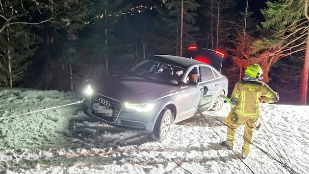 The four-wheel drive Audi got stuck after around three kilometers on the wintry forest road. (Bild: ZOOM Tirol/Krone KREATIV)