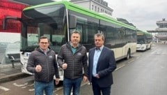 Geballte Faust – die Betriebsräte Markus Ernst von ÖBB Postbus und Thomas Stiller von Dr. Richard mit Chefgewerkschafter Horst Pammer (von links). (Bild: René Denk)