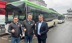 Geballte Faust – die Betriebsräte Markus Ernst von ÖBB Postbus und Thomas Stiller von Dr. ...