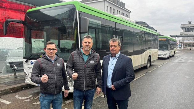 Clenched fist - works councillors Markus Ernst from ÖBB Postbus and Thomas Stiller from Dr. Richard with chief trade unionist Horst Pammer (from left). (Bild: René Denk)