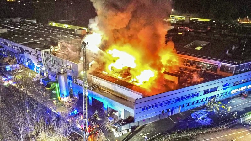 Großbrand in der Nacht auf Freitag bei der Firma Maco. (Bild: Markus Tschepp)