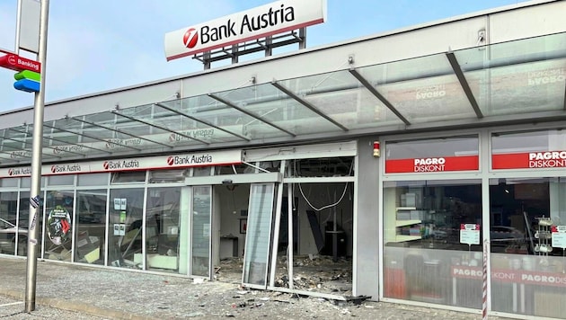 The destruction in the Gänserndofer branch after the ATM blast was enormous - fortunately only in the foyer area. (Bild: Rudolf Stöger)