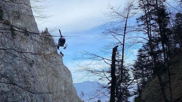 The 63-year-old was rescued unharmed by the police helicopter. (Bild: Bergrettung Mondseeland)