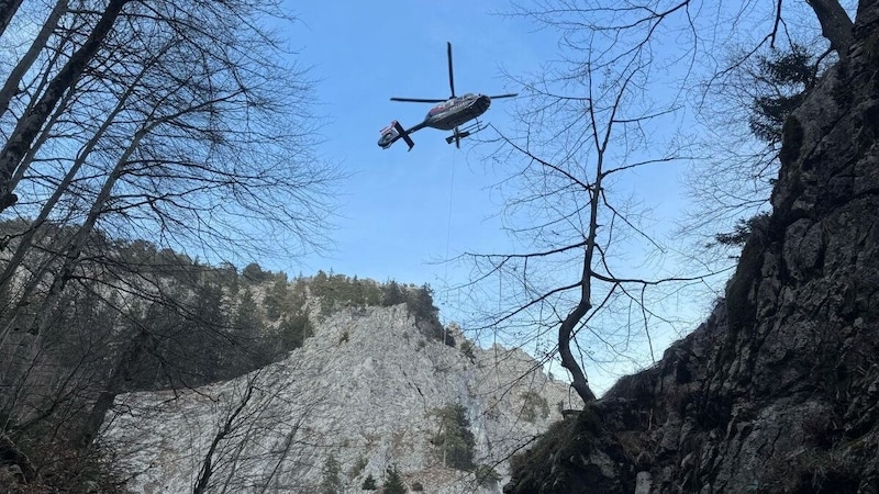 Der Polizeihubschrauber in Aktion. (Bild: Bergrettung Mondseeland)