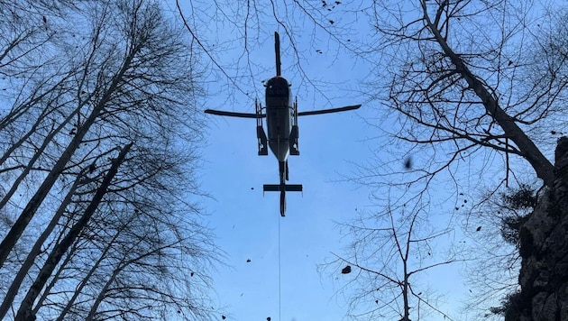 The alpinist was flown out of the Drachenwand (Bild: Bergrettung Mondseeland)