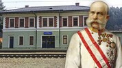 Das ist das Stationsgebäude aus Zeiten Kaiser Franz Josefs, das charakteristisch ist für das ...