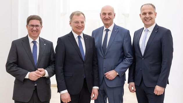 Andreas Rabl, Deputy Chairman of the Upper Austrian Association of Municipalities, Governor Thomas Stelzer, Provincial Councillor Christian Dörfel and Christian Mader, President of the Association of Municipalities, present the new care strategy. (Bild: Krone KREATIV/Margot Haag)