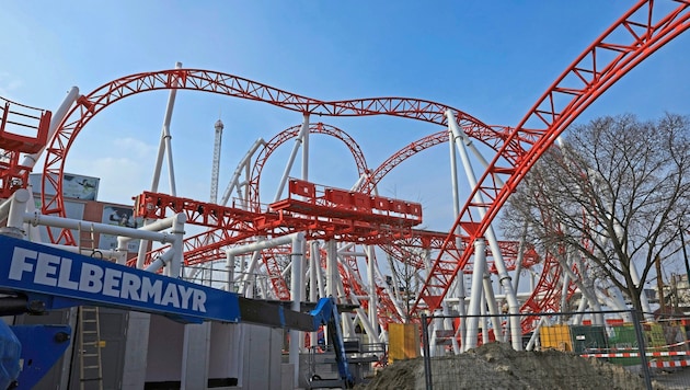 The new roller coaster project, the "Viennese Looping", extends over two Prater parcels and - crossing the access road - is set to cause a real sensation with a maximum speed of 81 km/h, a maximum incline of 180 degrees and an acceleration of up to 4.2 G. (Bild: Tomschi Peter/KRONEN ZEITUNG)