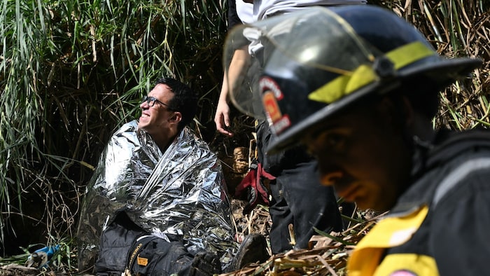 Feuerwehrleute, die die Menschen aus dem Wasser gerettet haben