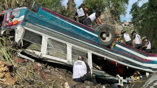 In Guatemala ist ein Bus von einer Brücke in eine Schlucht gestürzt. Mindestens 51 Menschen ...