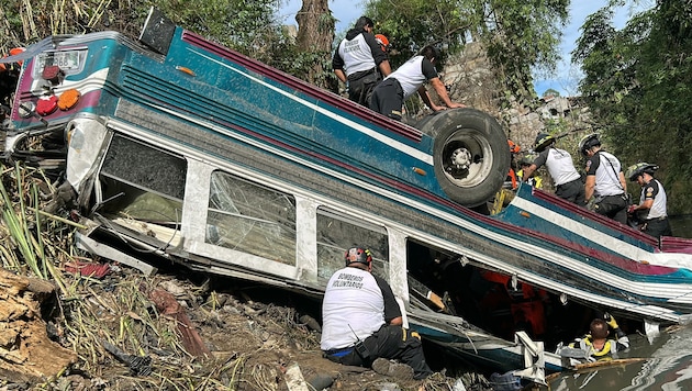 In Guatemala ist ein Bus von einer Brücke in eine Schlucht gestürzt. Mindestens 51 Menschen kamen dabei ums Leben. (Bild: AFP/John Ordonez)