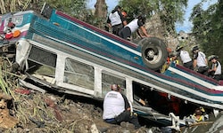 In Guatemala ist ein Bus von einer Brücke in eine Schlucht gestürzt. Mindestens 51 Menschen ...