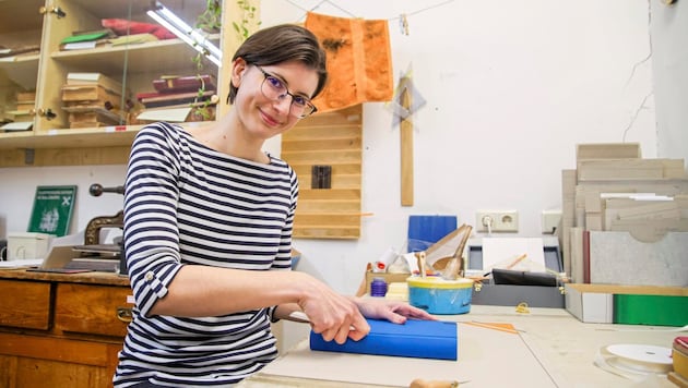 Berit Baumann hält in der von ihr übernommenen 130 Jahre alten Buchbinderei das Handwerk der Handbuchbinder hoch. (Bild: Tröster Andreas)