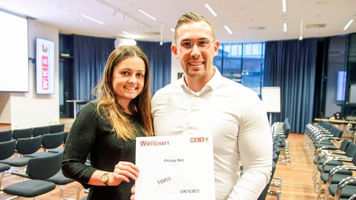 Philipp Nill kam mit seiner Partnerin, um seine Urkunde entgegenzunehmen.