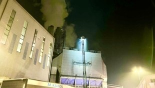 Ein Großaufgebot der Feuerwehr ist beim Brand im Einsatz.
