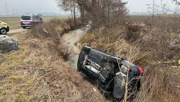 Beim Ausweichen landete der Wagen im Bachbett. Lenker und Beifahrerin wurden verletzt. Der Unfallauslöser flüchtete. (Bild: FF St. Michael ob Bleiburg)