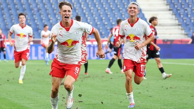 Salzburg-Stürmer Phillip Verhounig (li.) ist mit seinen acht Treffern Top-Torjäger in der Youth League.  (Bild: GEPA)