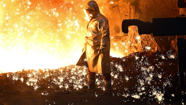 Steel production in Duisburg (Bild: APA/dpa/Federico Gambarini)